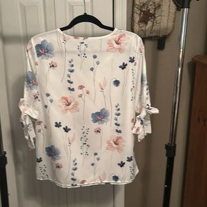 Floral Print Knotted/ V-Neck Short Sleeve Tee with Split Hem